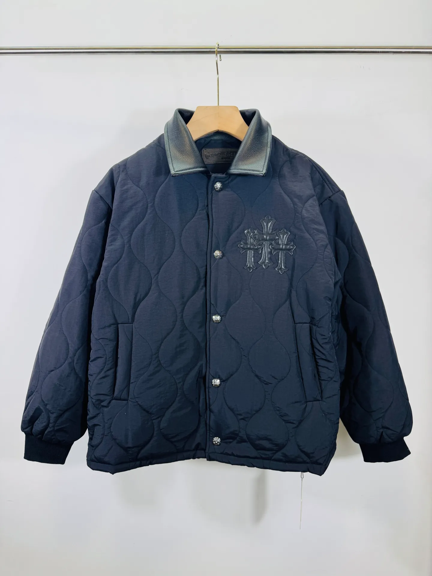 P500 top version 🐮 Real shot without P, different from market products] Chrome Hearts 🍁Winter cotton jacket series🍁 25ss Crow Heavy Industry cross leather label lapel embroidered cotton jacket, available at the counter at the same time❤The highest version series on the market. Customized version of windproof pure cotton cotton fabric. Filled with high-density and high-elastic down cotton. It has strong warmth retention, fluffy and soft, and strong resilience. Lightweight and fashionable✨✨Slim-fitting and not bulky Color: Black Code numbers: S, M, L, XL